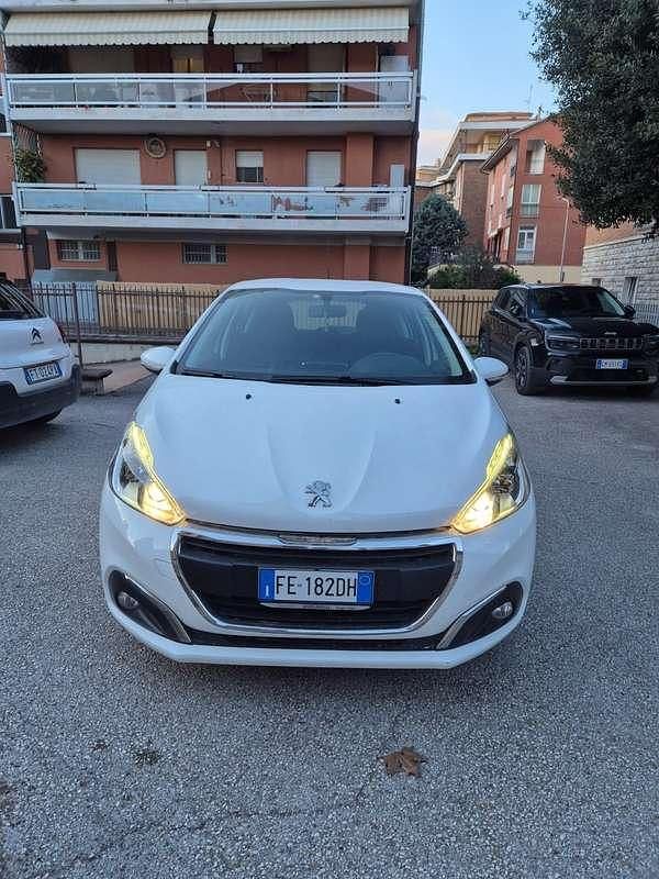 Usata 2013 Peugeot 208 Allure Due volumi | 8800 € (Buon prezzo) - Immagine 1/4