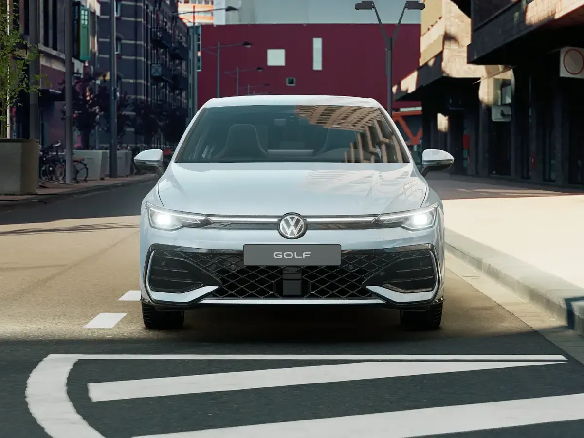 Nuova VW Golf VIII R-line Plus 150 CV (110 kW) 2026 Crystal ice blue metallizzato Berlina