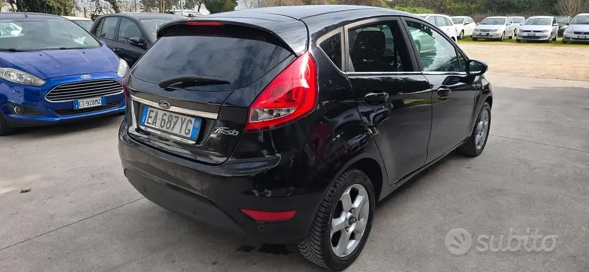 Usado Ford Fiesta 92 HP (67 kW) 2010 Preto Sedan