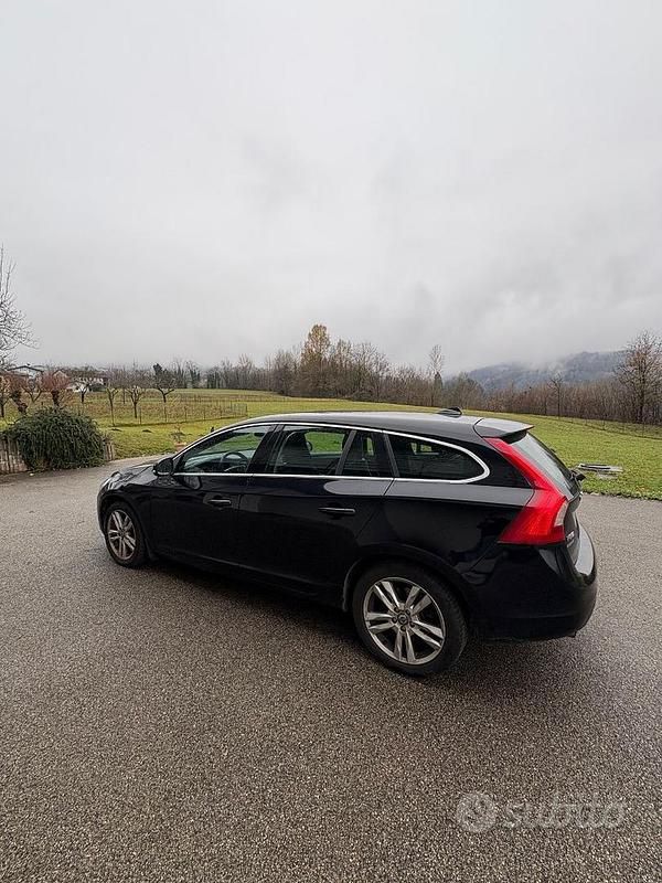 Usata Volvo V60 Kinetic 163 CV (119 kW) 2012 Nero Station wagon