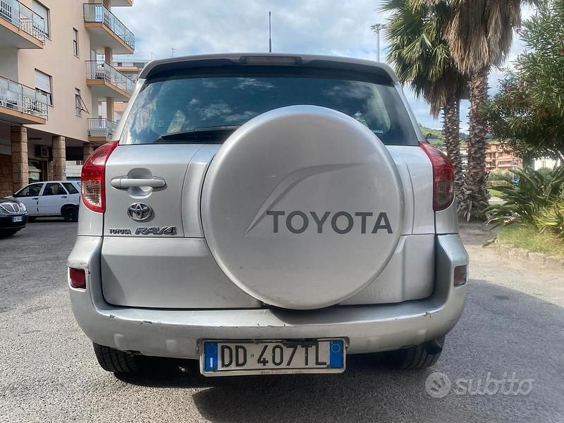 Usata Toyota RAV4 136 CV (100 kW) 2006 Grigio Berlina