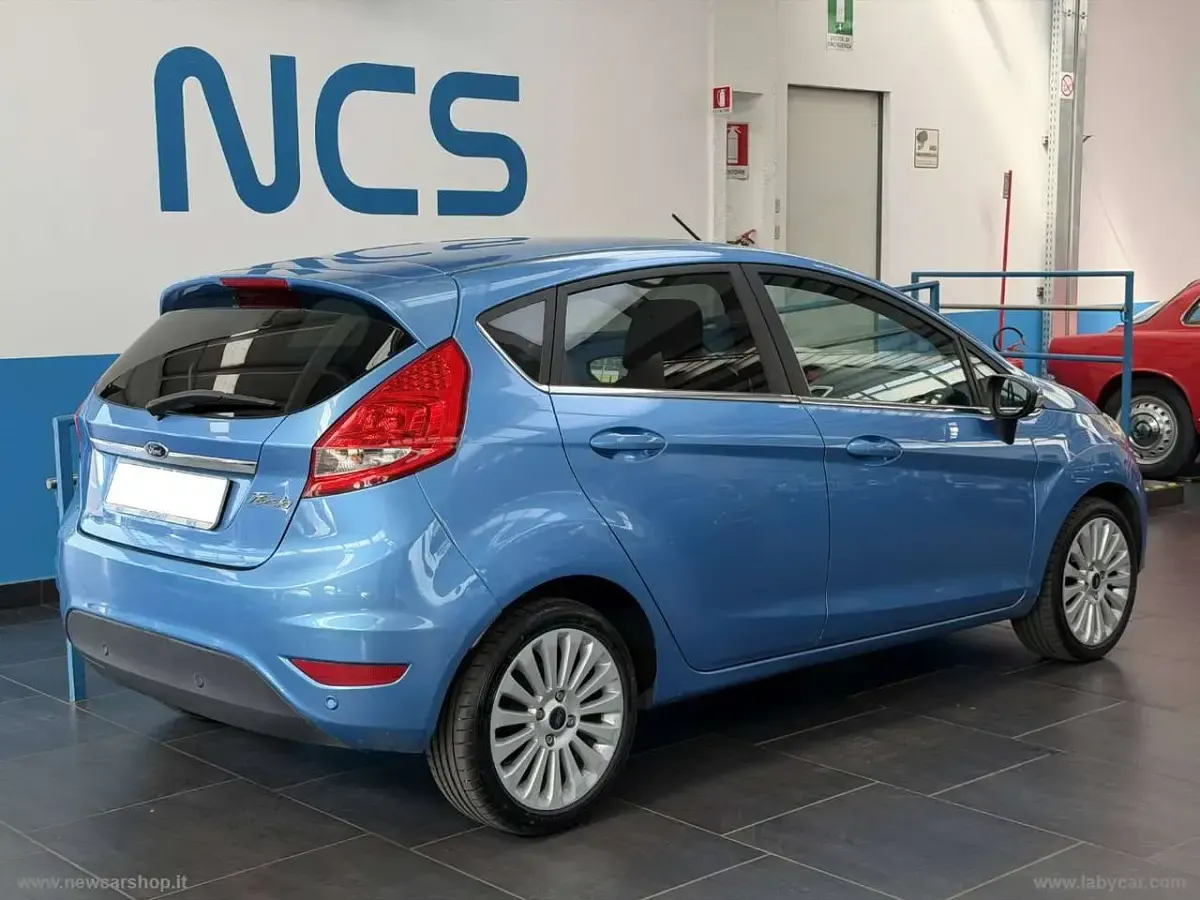 Usata Ford Fiesta Titanium 82 CV (60 kW) 2009 Blu/azzurro Berlina