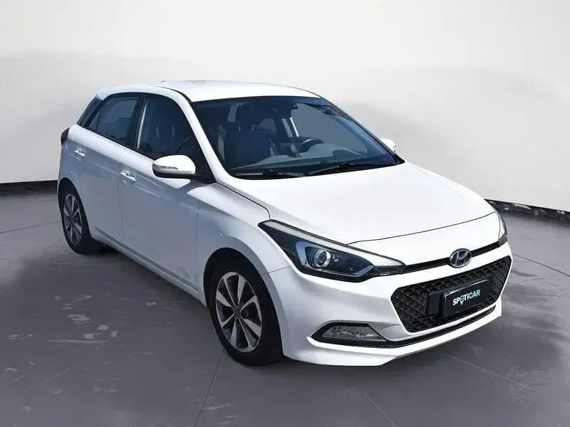 Usata Hyundai i20 Comfort 74 CV (54 kW) 2016 Bianco Berlina