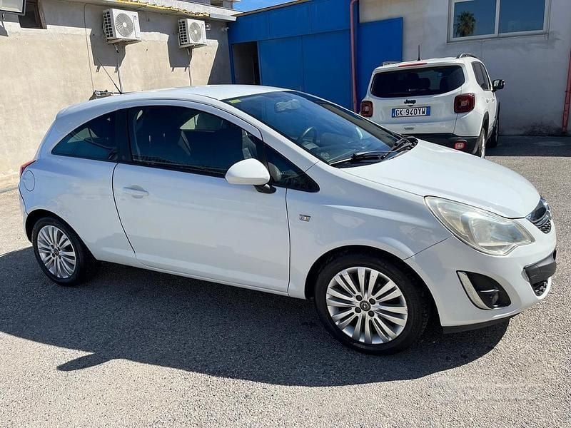 Usata Opel Corsa 86 CV (63 kW) 2011 Bianco Berlina