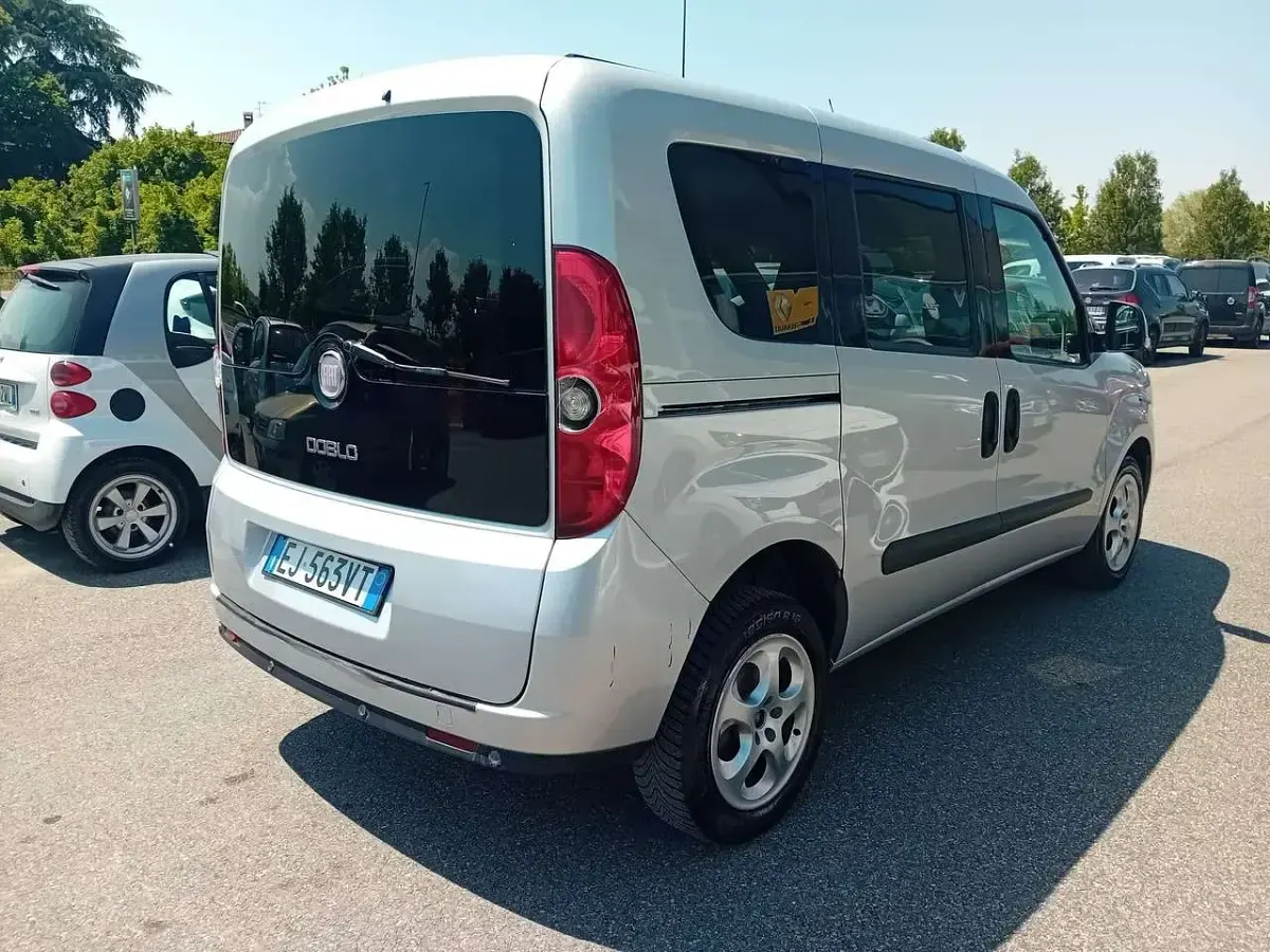 Usata Fiat Doblò 105 CV (77 kW) 2011 Argento Monovolume