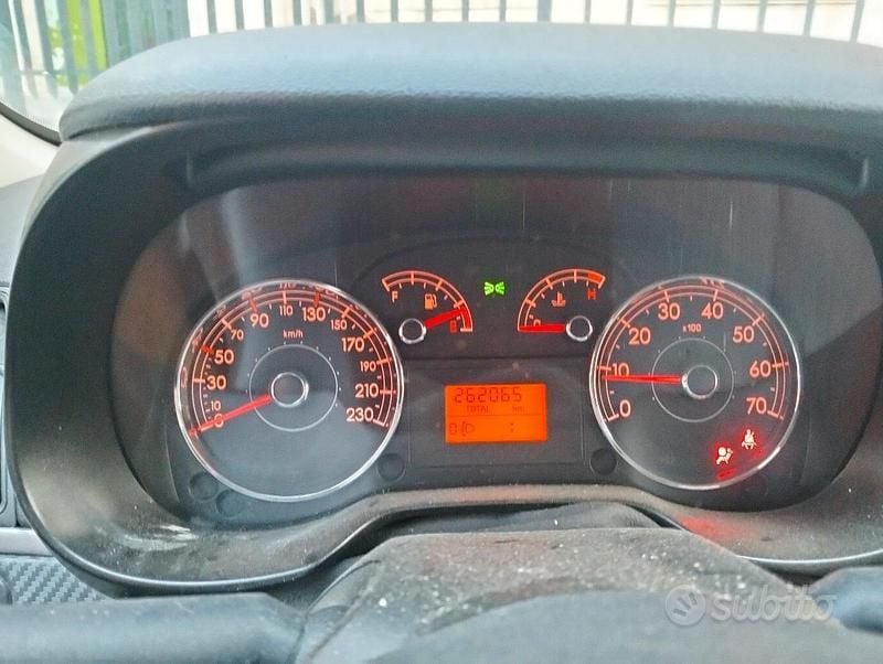 Usata Fiat Grande Punto 75 CV (55 kW) 2009 Grigio Utilitaria