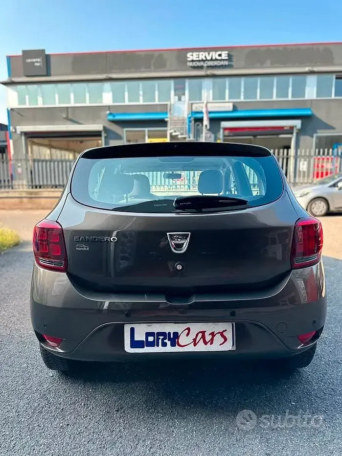 Usata Dacia Sandero Acces 101 CV (74 kW) 2020 Marrone Utilitaria