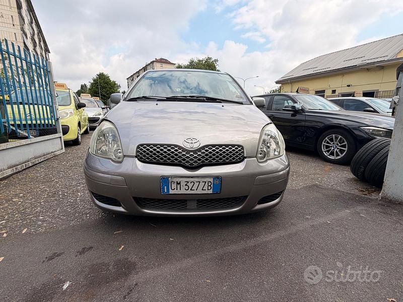 Usado Toyota Yaris Sol 65 CV (47 kW) 2004 Gris Berlina