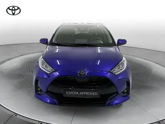 Nuova Toyota Yaris Hybrid Lounge 131 CV (96 kW) 2026 Blu Berlina