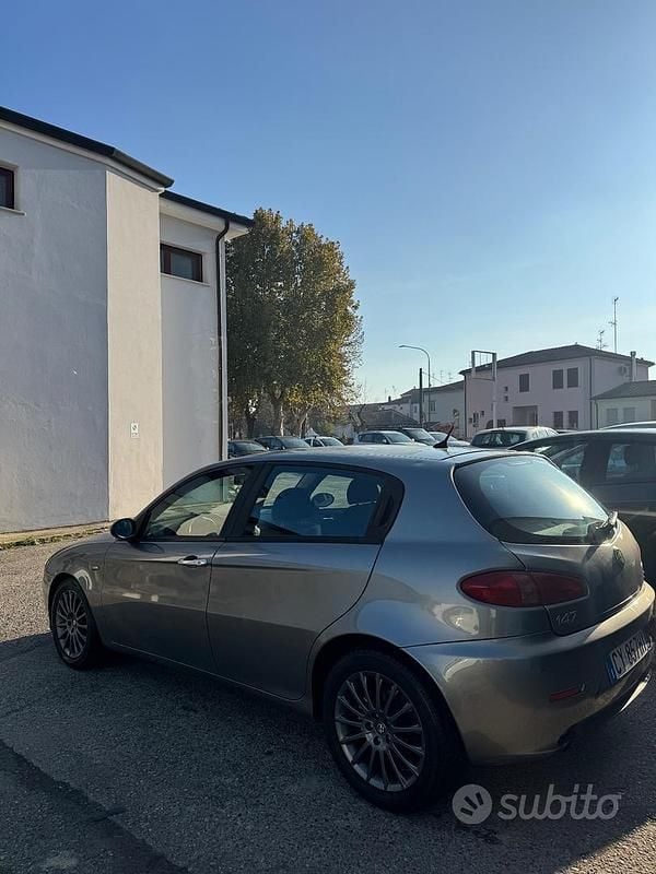 Usata Alfa Romeo 147 Exclusive 149 CV (109 kW) 2006 Grigio Utilitaria