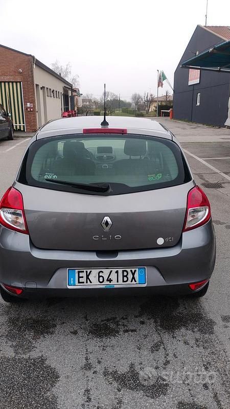Usata Renault Clio II Dynamique 75 CV (55 kW) 2011 Grigio Berlina