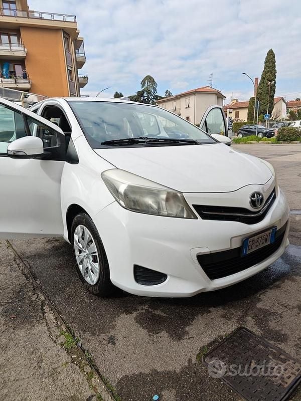 Usata Toyota Yaris Active 69 CV (50 kW) 2013 Bianco Utilitaria