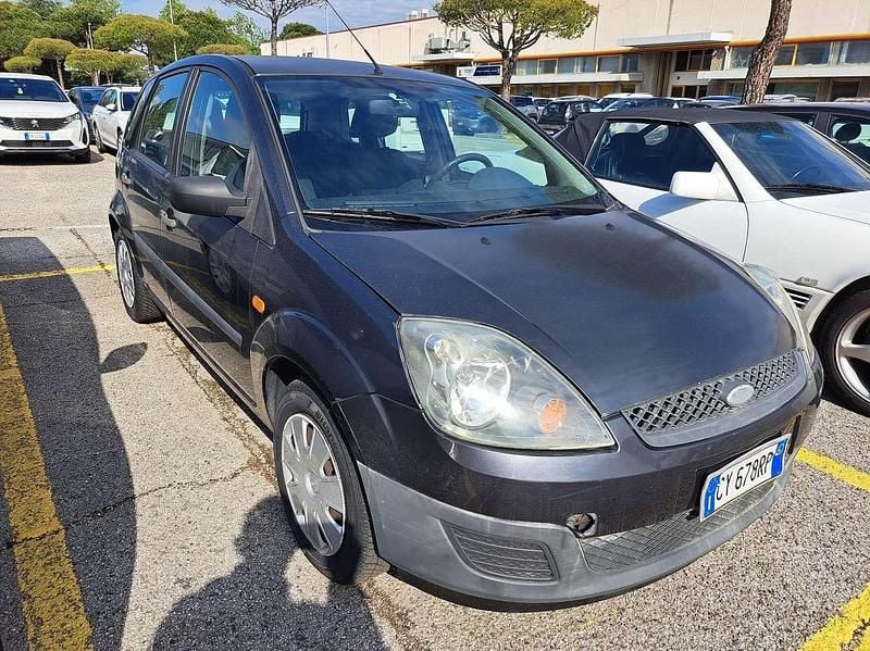 Usata Ford Fiesta 75 CV (55 kW) 2005 Grigio Utilitaria