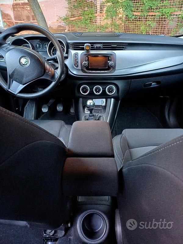 Usata Alfa Romeo Giulietta Progression 120 CV (88 kW) 2015 Rosso Utilitaria