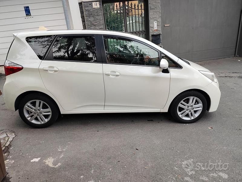 Usata Toyota Verso-S 99 CV (72 kW) 2012 Bianco Monovolume