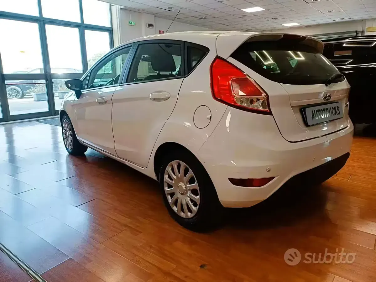 Usata Ford Fiesta Business Edition 75 CV (55 kW) 2016 Bianco Utilitaria
