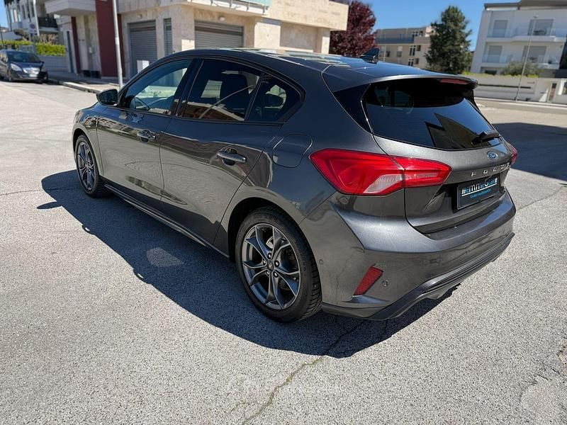 Usata Ford Focus ST-Line 125 CV (91 kW) 2022 Gray Berlina