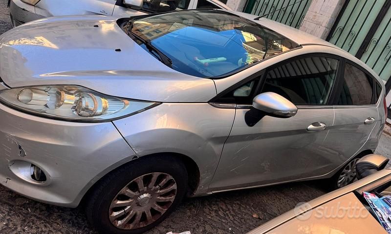 Usata Ford Fiesta 90 CV (66 kW) 2009 Grigio Utilitaria