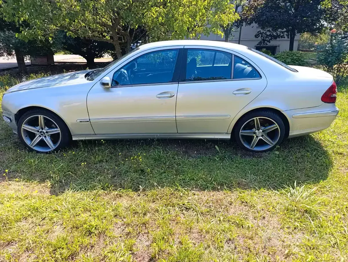 Usata Mercedes E220 150 CV (110 kW) 2002 Grigio Berlina