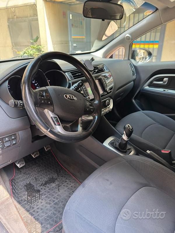 Usado Kia Rio 77 CV (56 kW) 2017 Negro Berlina