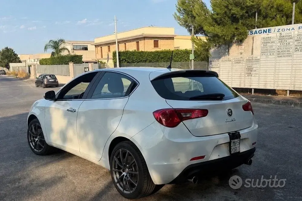 Usata Alfa Romeo Giulietta Exclusive 150 CV (110 kW) 2016 Bianco Utilitaria