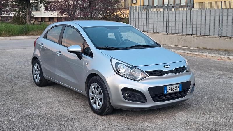 Usata Kia Rio 75 CV (55 kW) 2013 Grigio Berlina