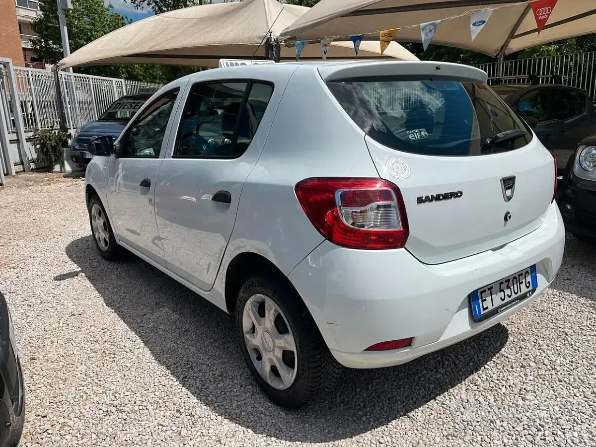 Usado Dacia Sandero Ambiance 72 CV (52 kW) 2013 Blanco Berlina