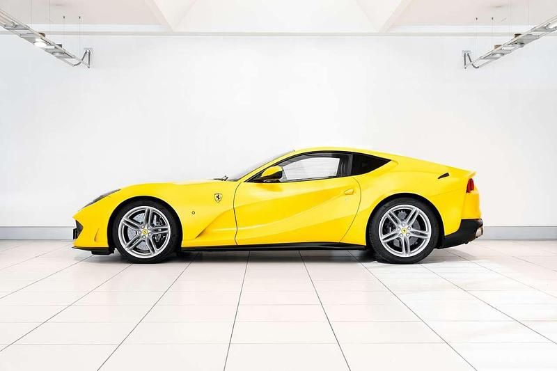 Usata Ferrari 812 795 CV (584 kW) 2017 Giallo Coupé