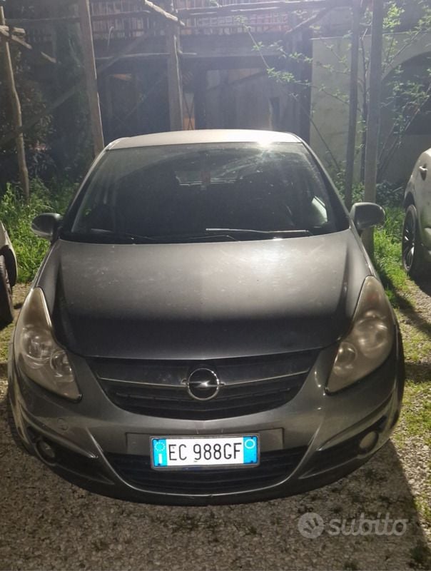 Grigio Usata 2010 Opel Corsa Tre volumi | 2500 € (Super prezzo) - Immagine 1/4