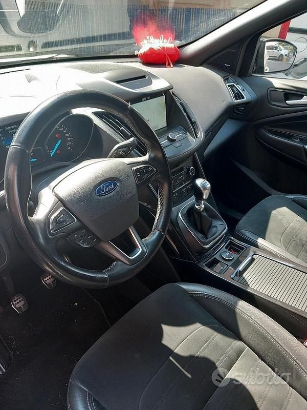 Usata Ford Kuga 150 CV (110 kW) 2017 Grigio SUV