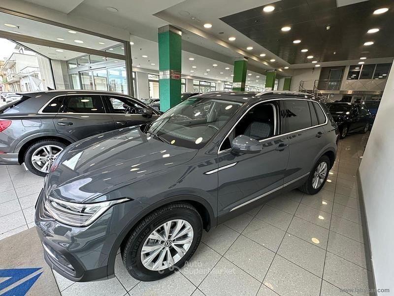 Begagnad VW Tiguan Life 150 HK (110 kW) 2023 Grå SUV