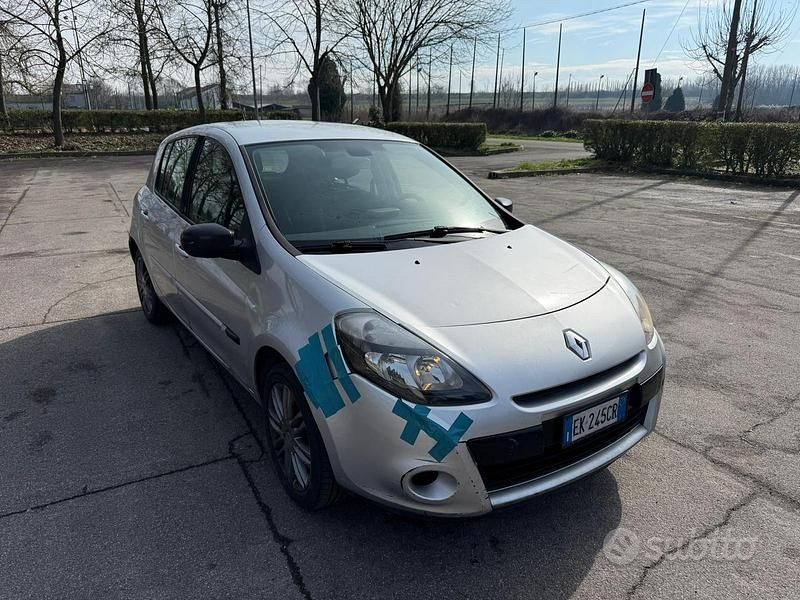 Usado Renault Clio II 75 CV (55 kW) 2011 Gris Berlina
