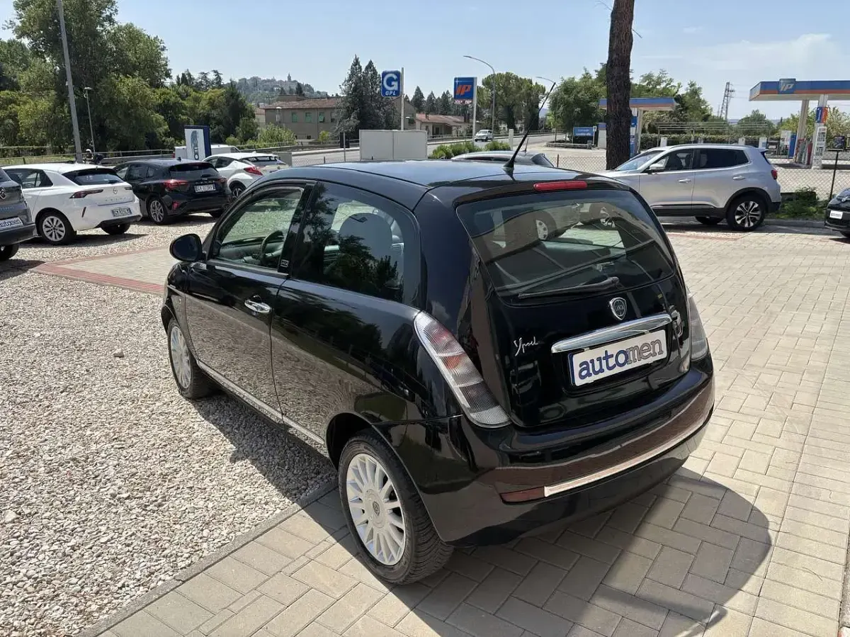 Usata Lancia Ypsilon 69 CV (50 kW) 2012 Nero Utilitaria