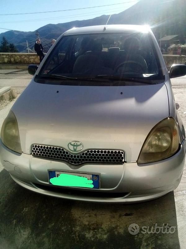 Usata Toyota Yaris 68 CV (50 kW) 2000 Grigio Utilitaria