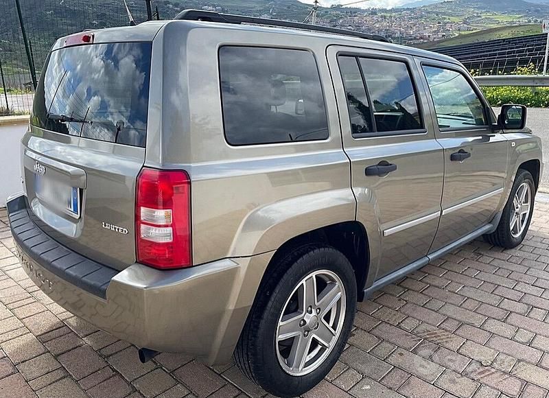 Usata Jeep Patriot Sport 140 CV (102 kW) 2008 Beige SUV