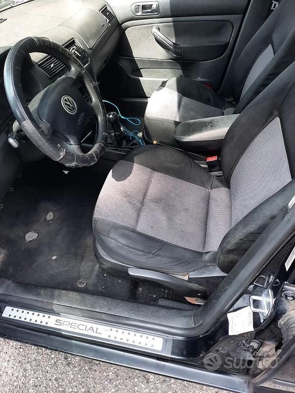Usata VW Golf IV 101 CV (74 kW) 2002 Nero Utilitaria