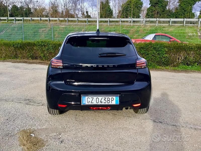 Usata Peugeot 208 Allure 101 CV (74 kW) 2025 Nero Utilitaria