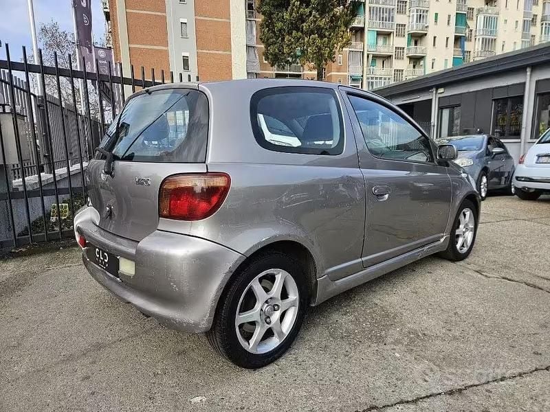 Usata Toyota Yaris Sport 106 CV (77 kW) 2002 Grigio Utilitaria