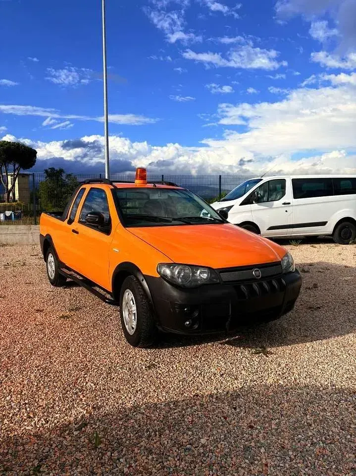 Usata Fiat Strada 84 CV (61 kW) 2010 Arancione Pick-up