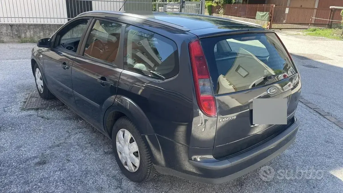 Usata Ford Focus 90 CV (66 kW) 2006 Grigio Station wagon