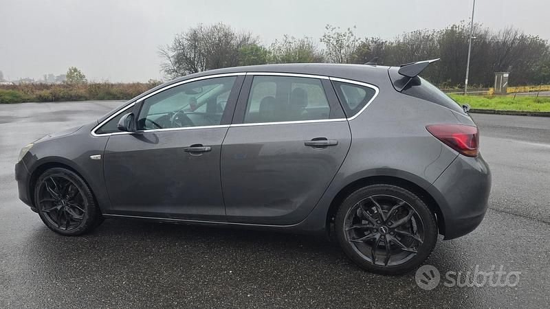 Usata Opel Astra Cosmo 110 CV (80 kW) 2011 Marrone Berlina