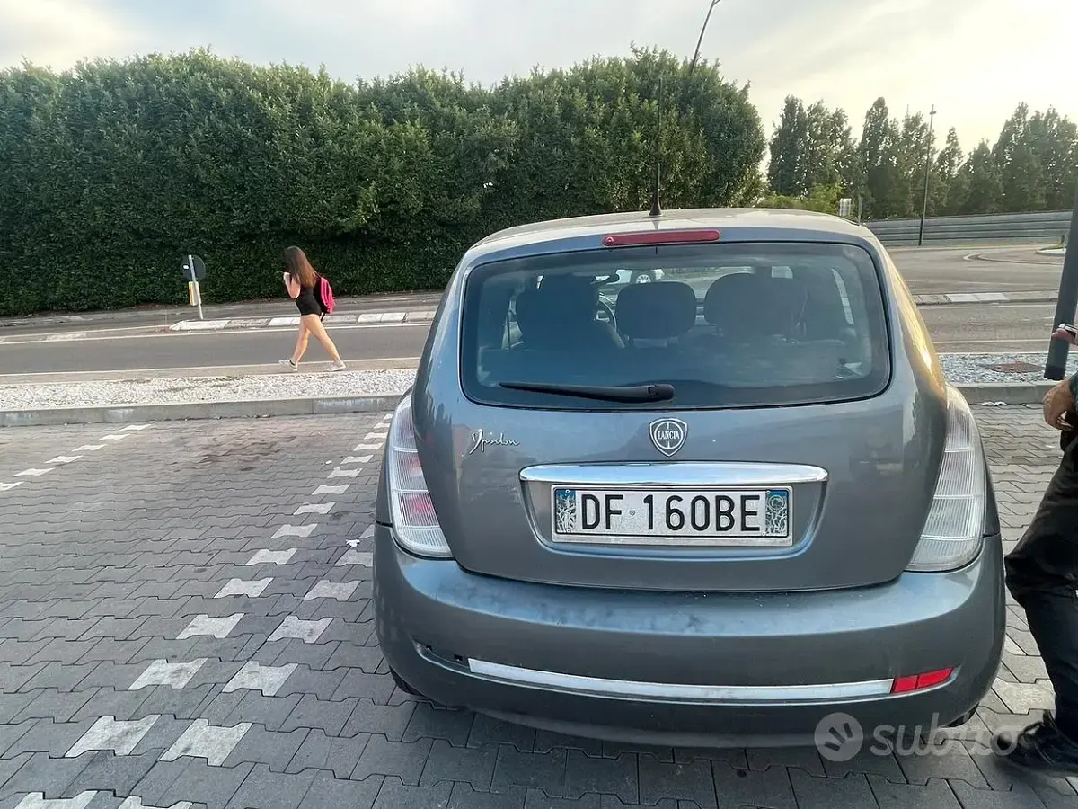 Usata Lancia Ypsilon 75 CV (55 kW) 2006 Bluazzurro Utilitaria