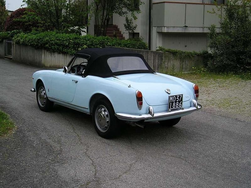 Usata Alfa Romeo Giulia Spider 98 CV (72 kW) 1962 Blu/azzurro Cabrio