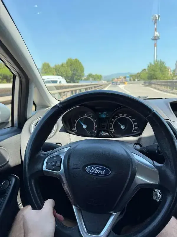Usata Ford Fiesta 80 CV (58 kW) 2013 Grigio Berlina