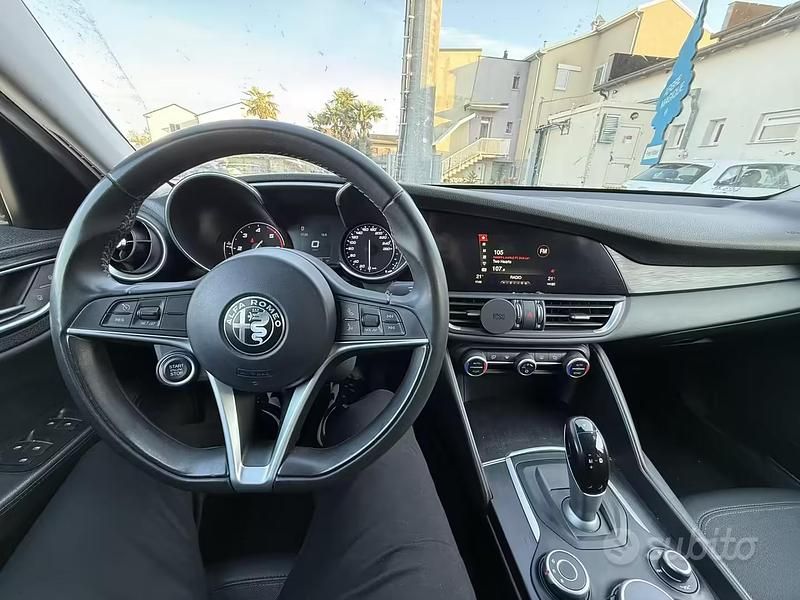 Usata Alfa Romeo Giulia 150 CV (110 kW) 2017 Grigio Berlina