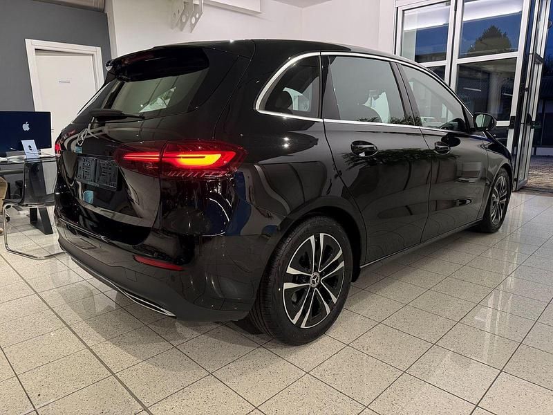 Begagnad Mercedes 180 Advanced 116 HK (85 kW) 2024 Svart Sedan