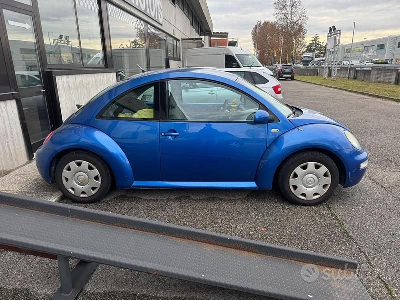 Usata VW New Beetle 102 CV (75 kW) 2001 Blu Utilitaria