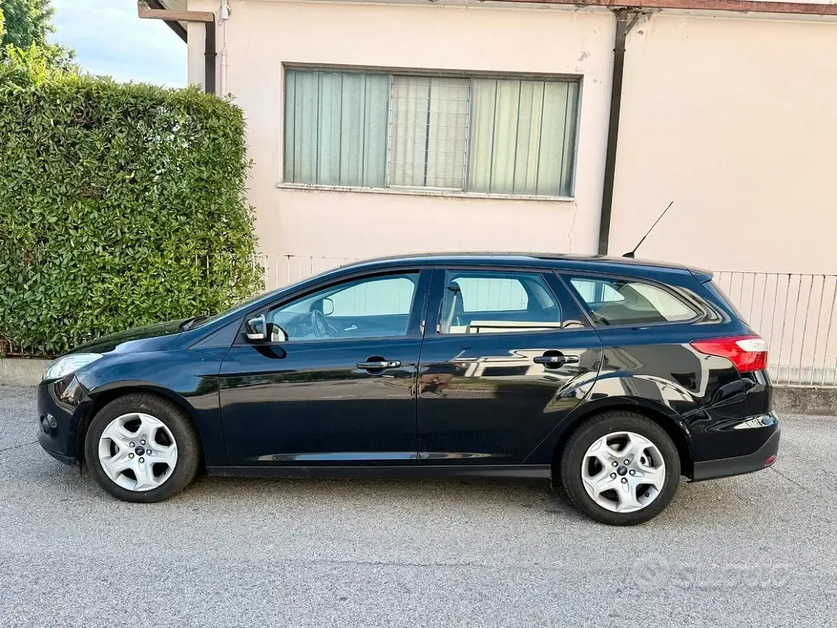 Usata Ford Focus 116 CV (85 kW) 2013 Nero Station wagon