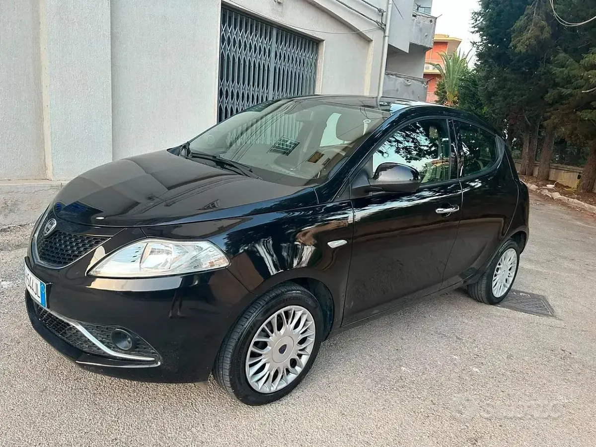 Usata Lancia Ypsilon Gold 69 CV (50 kW) 2017 Nero Utilitaria