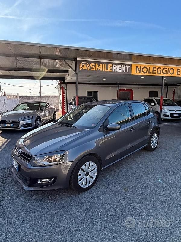 Grigio Usata 2011 VW Polo Trendline Tre volumi | 2800 € (Ottimo prezzo) - Immagine 1/4